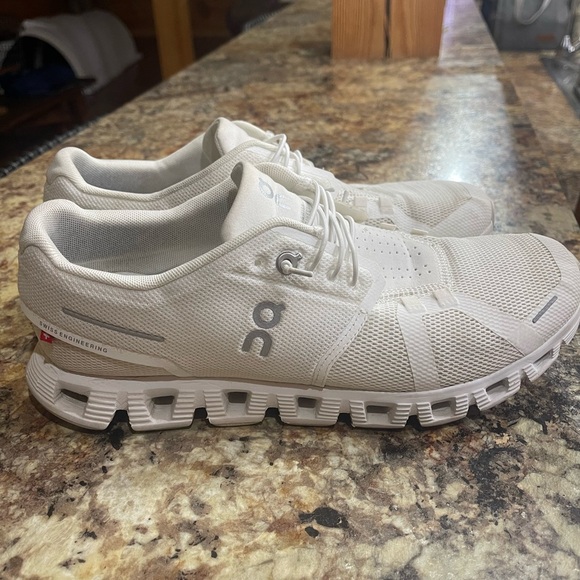 On Running Men\'s Cloud Size 9 White Sneakers